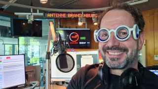 René Hausmann mit der Reisebrille, Foto: Antenne Brandenburg