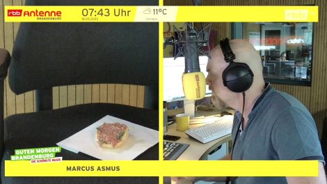 Marcus Asmus und sein Mettbrötchen, Bild: Antenne Brandenburg