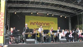 Bühne mit Band beim Brunnenfest in Bad Liebenwerda