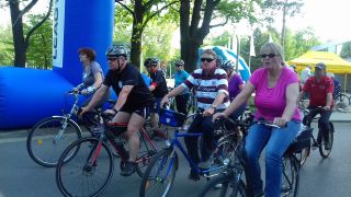 Fahrradfahrergruppe beim Frühlingsradeln in Cottbus