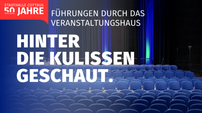 Plakat mit Bild aus dem Saal und der Aufschrift Hinter die Kulissen geschaut Plakat mit Bild aus dem Saal und der Aufschrift Hinter die Kulissen geschaut