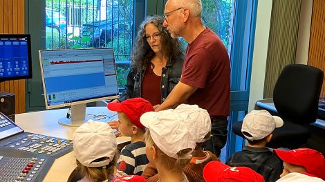 Und ins Mikrofon sprechen und singen können die Kinder natürlich auch - das macht Spaß, Bild: Antenne Brandenburg