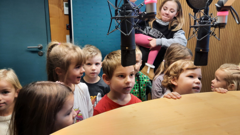 Kinder der Kita Rappelkiste aus Linthe zu Besuch beim Sandmännchen