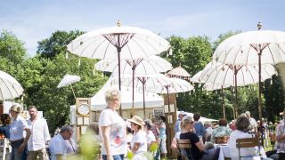 "Menschen beim Gartenfest Branitz"; © pool production GmbH / Gartenfestival Park & Schloss Branitz