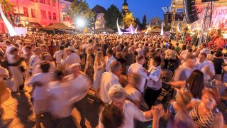 Cottbuser Walzernacht auf dem Altmarkt, Bild: imago images/Rainer Weisflog