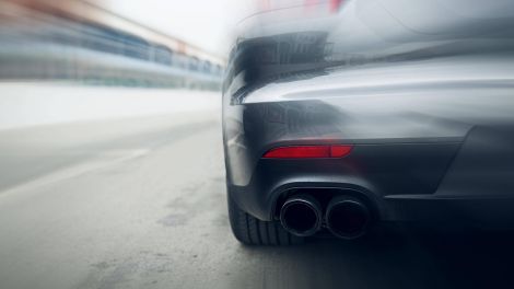Symbolbild: Auto fährt davon. (Quelle: imago Images/dolgachov)