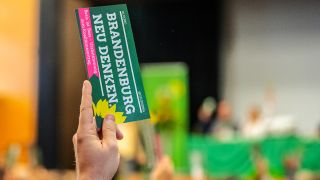 09.11.2019, Brandenburg, Bernau: Ein Delegierter hält auf dem Parteitag von Bündnis 90/Die Grünen Brandenburg einen Stimmzettel in die Höhe (Quelle: dpa/Skolimowska)