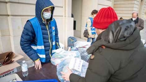 Freiwillige Helfer nehmen am 05.03.2022 am Humboldt Forum Spenden an. (Quelle: dpa/Fabian Sommer)