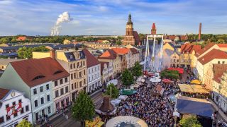 Archivbild: Menschen nehmen auf dem Altmarkt in Cottbus am Stadtfest teil (Bild: imago images)