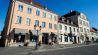 Archivbild: Wohn- und Geschäftshäuser stehen am historischen Marktplatz der Stadt. (Quelle: dpa/H. Ditrich)