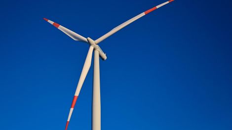 Eine Windenergieanlage des Herstellers Siemens steht auf einem Feld im Landkreis Oder-Spree im Osten des Landes Brandenburg. (Quelle: dpa/Patrick Pleul)