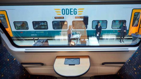 Die Ostdeutsche Eisenbahn GmbH (ODEG) informierte vor der Betriebsaufnahme des Netzes Elbe Spree. Die Betriebsaufnahme erfolgt am 11. Dezember 2022. (Foto: Annette Riedl/dpa)