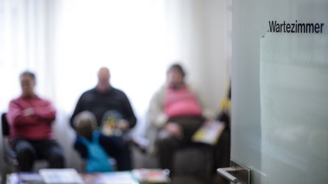 Patienten warten am 09.03.2018 im Wartezimmer einer Arztpraxis. (Quelle: dpa-Bildfunk/Sina Schuldt)