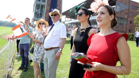 Archivbild: Zuschauer:innen am Rande der Pferderennbahn Hoppegarten. (Quelle: dpa/Engler)