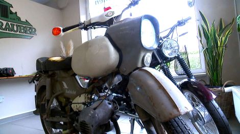 Luca Rosemann hat sich in Basdorf seinen Traum von einem Moped-Laden erfüllt. (Foto: rbb)