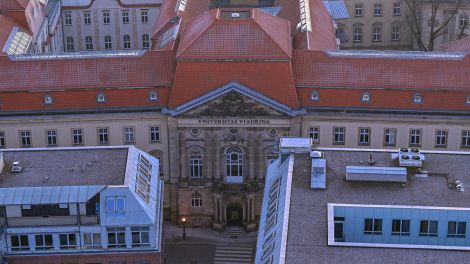 Blick aus einem Hochhaus auf das Hauptgebäude der Europa-Universität Viadrina. (Quelle: dpa/Patrick Pleul)