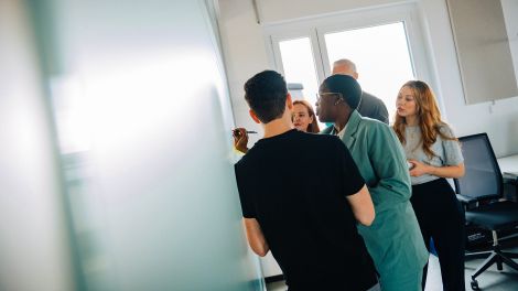Symbolbild: Eine Gruppe Kolleginnen und Kollegen arbeitet an einem Projekt (Quelle: dpa/Zacharie Scheurer)