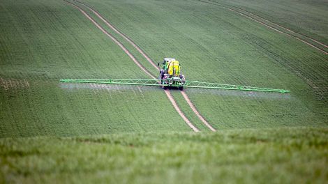 Auf ein Feld ist ein Pflanzschutzgerät unterwegs (Foto: picture alliance /photothek)