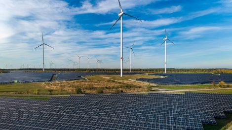 Symbolbild: Energiepark in Brandenburg. (Quelle: imago images/R. Weisflog)