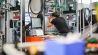Ein Mitarbeiter von Siemens arbeitet an Schnellladesäulen vom Typ «Sicharge D» für E-Autos. (Quelle: dpa/Jan Woitas)