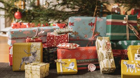Symbolbild: Geschenkestapel unter einem Weihnachtsbaum. (Quelle: dpa/Fischinger)