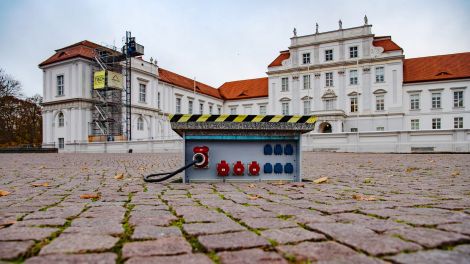 Symbolbild: Ein Stromverteilerkasten steht vor dem Schloss Oranienburg. (Quelle: dpa/Paul Zinken)