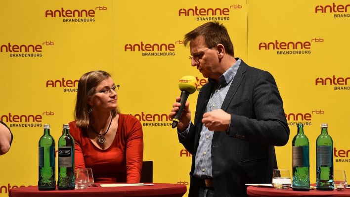 Anke Domscheit-Berg, Mitglied des Bundestages für "Die Linke" und Moderator Andreas Oppermann (Foto: Phil Beng/rbb)