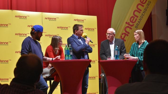 Das Podium beim Antenne-Stammtisch zum "Zirkeltag" - Benjamin Minack, Anke Domscheit-Berg, Moderator Andreas Oppermann, Steffen Reiche, Sabine Rennefanz (v.l.n.r.) - Foto: Phil Beng/rbb