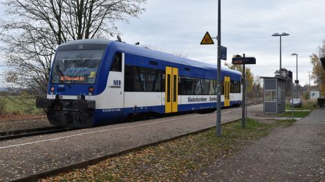 Ein Zug der RB36 steht im Bahnhof Joachimsthal