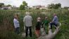 Anwohner vor dem Dorfteich in Crussow in der Uckermark