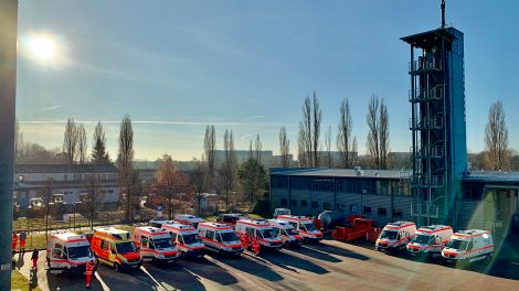 Blick auf den Hof mit Krankenwagen der Leitstelle Lausitz (Foto: rbb/Urbanski)