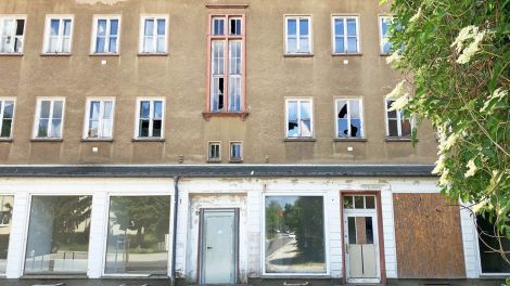 Leeres Wohn- und Geschäftshaus in Lauchhammer mit eingeschlagenen Fenstern (Foto: rbb/Jußen)