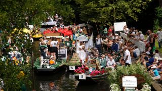 Kahnkorso beim Spreewald- und Schützenfest in Lübbenau (Bild: dpa)